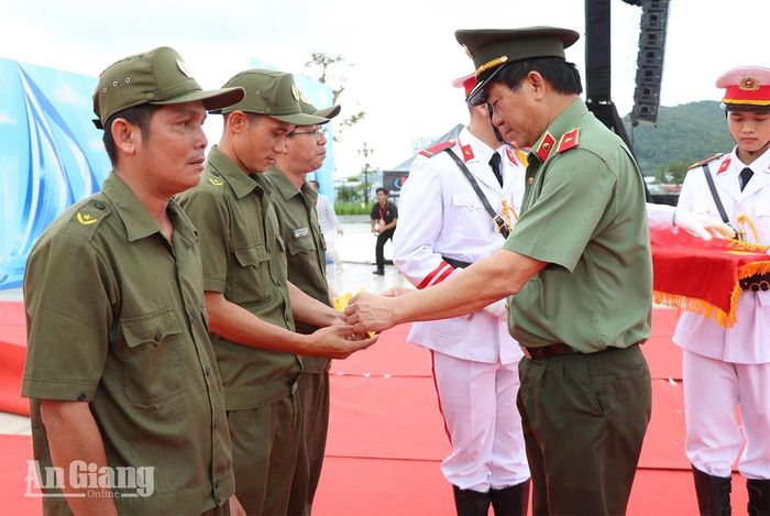 Thiếu tướng Nguyễn Văn Hận, Giám đốc Công an tỉnh trao tặng quà cho lực lượng tham gia bảo vệ an ninh trật tự.