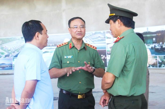 Thượng tướng Phạm Thế Tùng, Thứ trưởng Bộ Công an và Thiếu tướng Nguyễn Văn Hận, Giám đốc Công an tỉnh An Giang tại buổi kiểm tra tiến độ một số công trình, dự án trọng điểm phục vụ Hội nghị Cấp cao APEC.