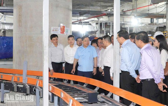 Phó Thủ tướng Thường trực Chính phủ Phạm Gia Túc cùng lãnh đạo Tỉnh ủy, UBND tỉnh An Giang kiểm tra tiến độ một số công trình, dự án trọng điểm phục vụ Hội nghị Cấp cao APEC tại Phú Quốc.