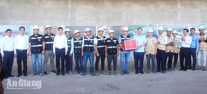 Phó Thủ tướng Thường trực Chính phủ Phạm Gia Túc tặng quà động viên cán bộ, công nhân thi công các công trình phục vụ APEC.