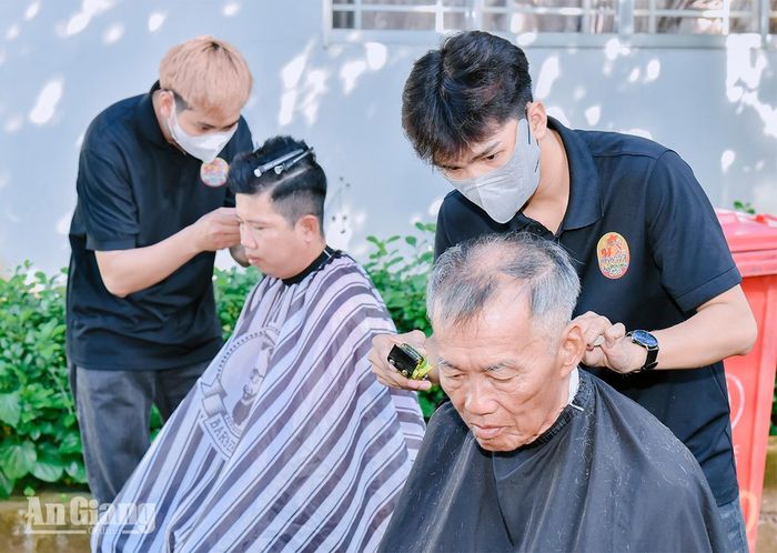 Người dân được hớt tóc miễn phí.