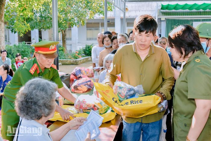 Người dân địa phương nhận quà từ chương trình.
