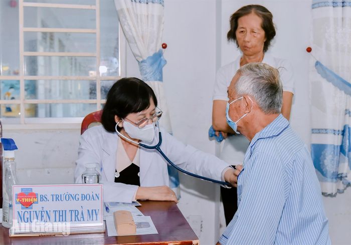 Bác sĩ khám bệnh cho người dân.
