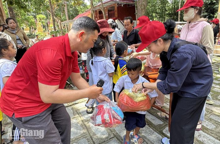 300 phần quà được Nhóm từ thiện niềm tin Gò Công - Tiền Giang trao cho người dân, học sinh xã Ô Lâm.
