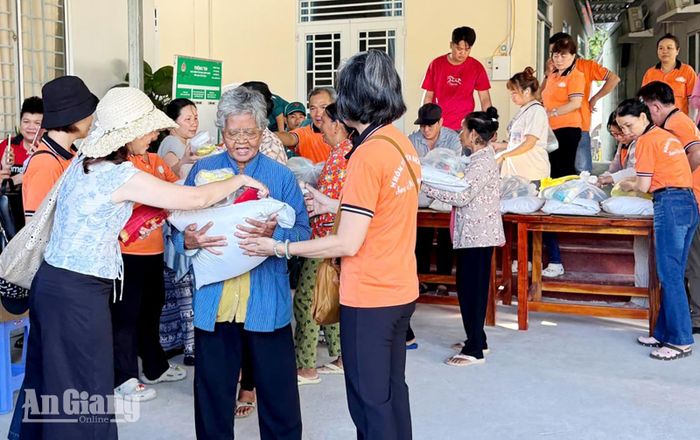 Nhóm từ thiện Sen Đá - San sẻ yêu thương trao tặng 250 phần quà cho người dân xã Ô Lâm.
