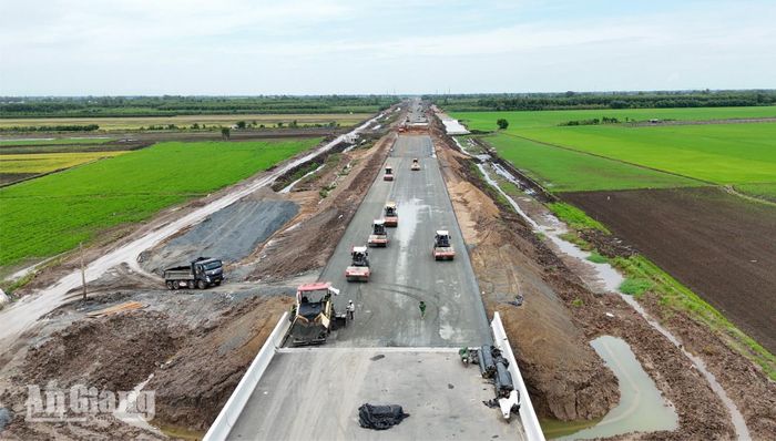 Để đảm bảo tiến độ dự án trong giai đoạn tăng tốc, nhà thầu đã bố trí phương tiện, lực lượng nhân công hợp lý và bảo đảm an toàn lao động.