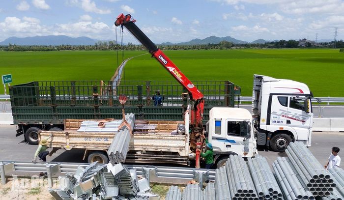 Các đơn vị thi công thực hiện song song việc thảm nhựa với thi công giải phân cách, biển báo giao thông, các thiết bị đảm bảo an toàn giao thông.