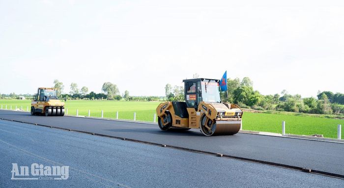 Các nhà thầu huy động tối đa thiết bị để hoàn thành các hạng mục quan trọng của công trình trọng điểm quốc gia.