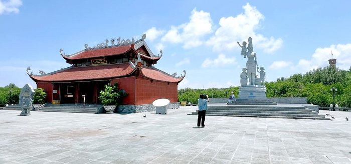 Đền Lạc Long Quân và tượng Mẹ.