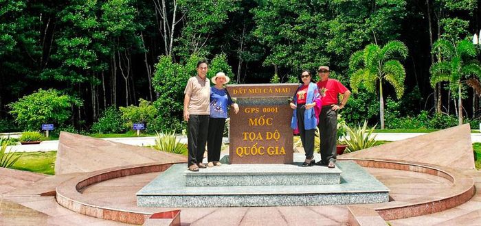 Mốc tọa độ quốc gia GPS 0001 (cây số 0) được xây dựng vào tháng 1/1995.