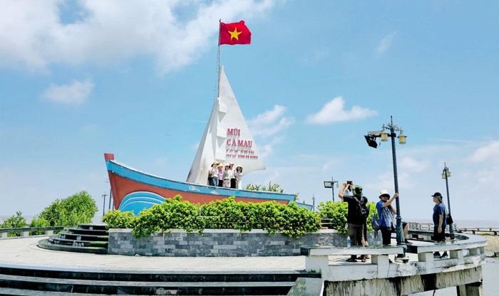 Biểu trưng của Mũi Cà Mau mang hình ảnh một con tàu vươn mình ra biển lớn.