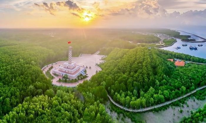Toàn cảnh Mũi Cà Mau nhìn từ trên cao.