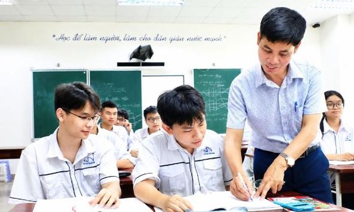 Thầy Phạm Đình Hiệp giảng bài cho học sinh tại Trường Trung học phổ thông Chuyên Bắc Ninh.