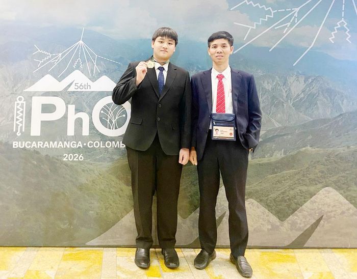Thầy Phạm Đình Hiệp (bên phải) và em Tạ Ngọc Minh, thí sinh giành Huy chương Vàng tại cuộc thi Olympic Vật lí quốc tế 2026.