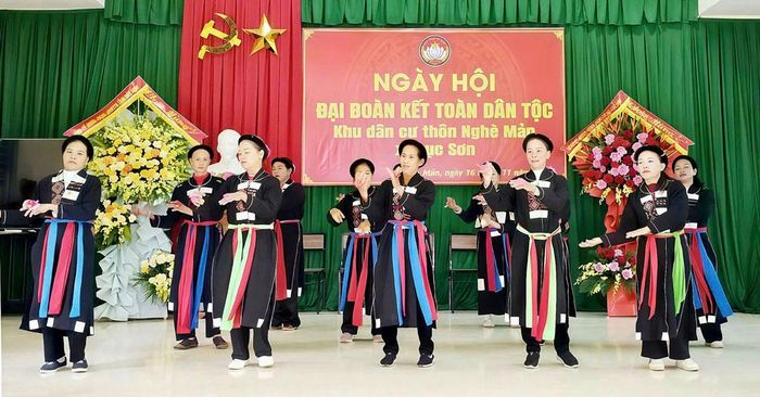 Người dân thôn Nghè Mản (xã Lục Sơn) biểu diễn văn nghệ tại nhà văn hóa thôn.