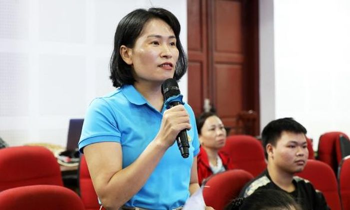  Chị Vũ Thị Thanh Hà, Chủ tịch Công đoàn Công ty cổ phần May Xuất khẩu Hà Phong (xã Hiệp Hòa) phản ánh thực hiện chính sách về bảo hiểm xã hội với người lao động. 