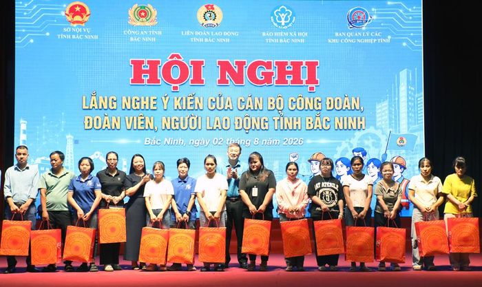  Các đồng chí: Ngụy Thị Tuyến, Thạch Văn Chung trao quà cho công nhân lao động hoàn cảnh khó khăn, mắc bệnh hiểm nghèo. 