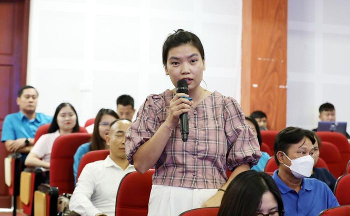  Chị Nguyễn Thị Phương nêu kiến nghị về việc hỗ trợ công nhân tiếp cận nhà ở xã hội. 