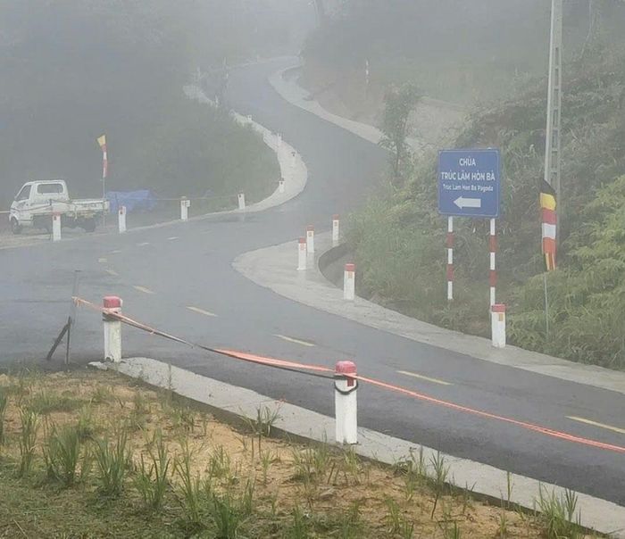  Đường lên đỉnh Hòn Bà. 