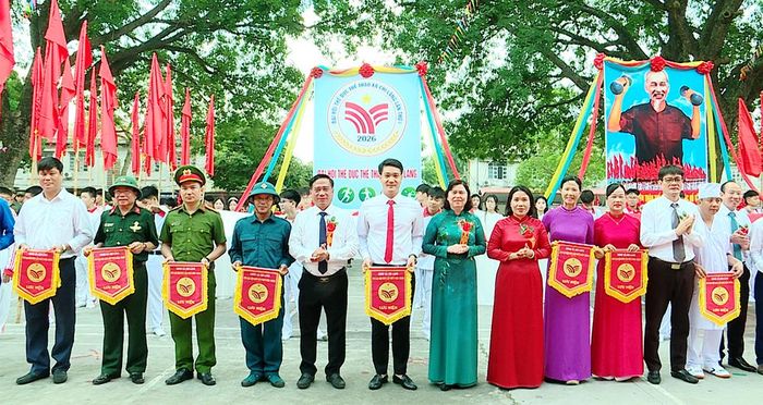  Đại biểu tặng cờ lưu niệm cho các khối tham gia lễ khai mạc Đại hội Thể dục thể thao xã Chi Lăng. 