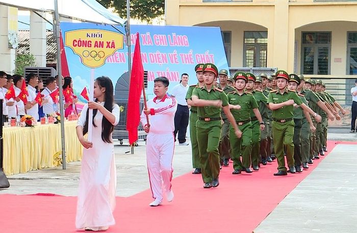  Khối Công an xã tham gia diễu hành tại Đại hội Thể dục thể thao xã Chi Lăng lần thứ I, năm 2026. 
