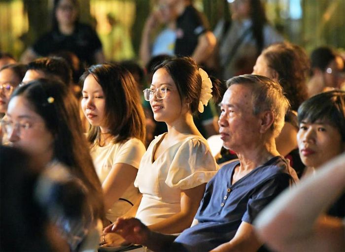  Công chúng chăm chú thưởng thức chương trình, cho thấy sức hút của nghệ thuật quan họ trong đời sống văn hóa đương đại. 