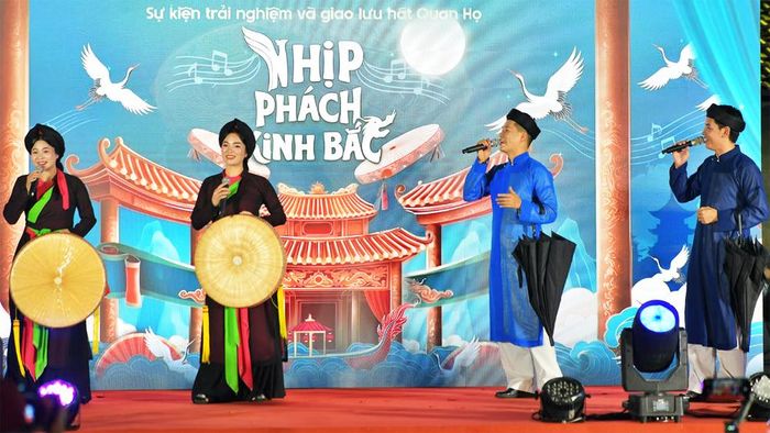  Các nghệ sĩ Nhà hát Dân ca Quan họ Bắc Ninh mang đến nhiều tiết mục đặc sắc. 