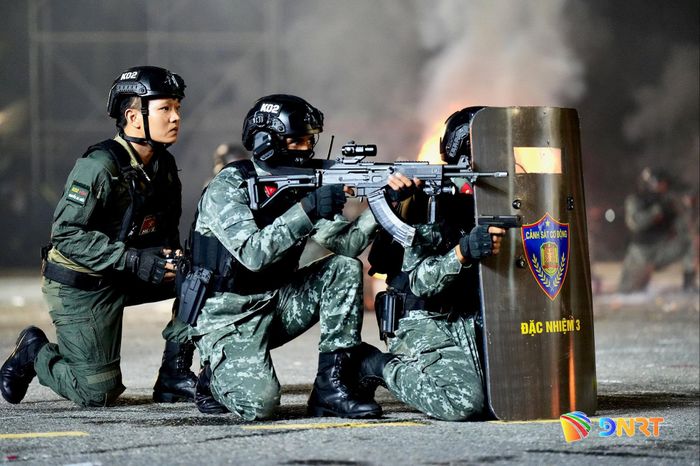 Để mang lại thành công cho lễ khai mạc, cán bộ chiến sĩ đã trải qua nhiều ngày tập luyện cùng chương trình hợp luyện, sơ duyệt, tổng duyệt. Ảnh: CÔNG - LÂM