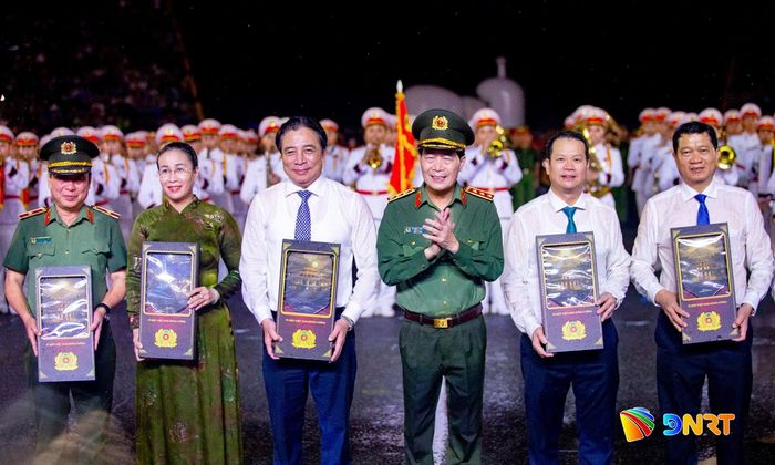 Thượng tướng Lê Quốc Hùng tặng quà lưu niệm của Bộ trưởng Bộ Công an cho đại biểu lãnh đạo thành phố. Ảnh: CÔNG - LÂM