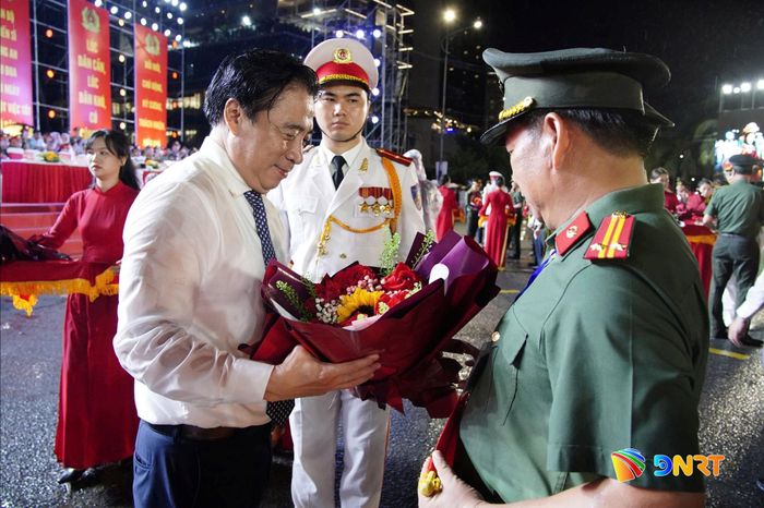 Phó Bí thư Thường trực Thành ủy Nguyễn Khắc Toàn tặng hoa cho các đội tuyển tham dự hội thao. Ảnh: CÔNG - LÂM