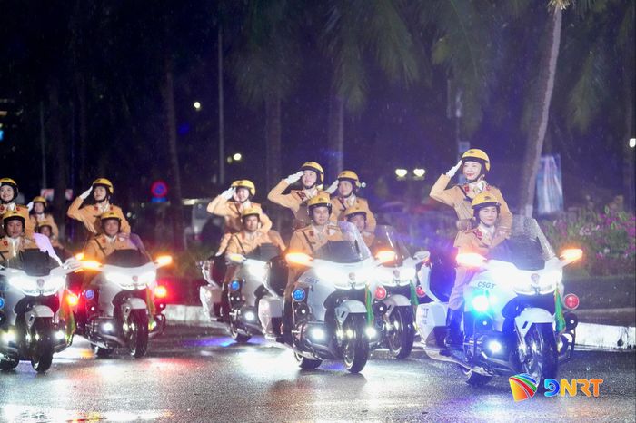 Đội hình mô tô hộ tống trình diễn. Ảnh: CÔNG - LÂM