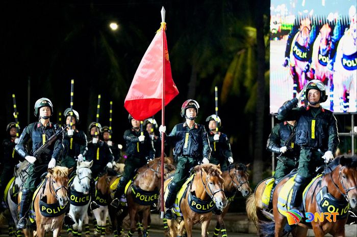 Đoàn Cảnh sát cơ động Kỵ binh diễu hành. Ảnh: CÔNG - LÂM