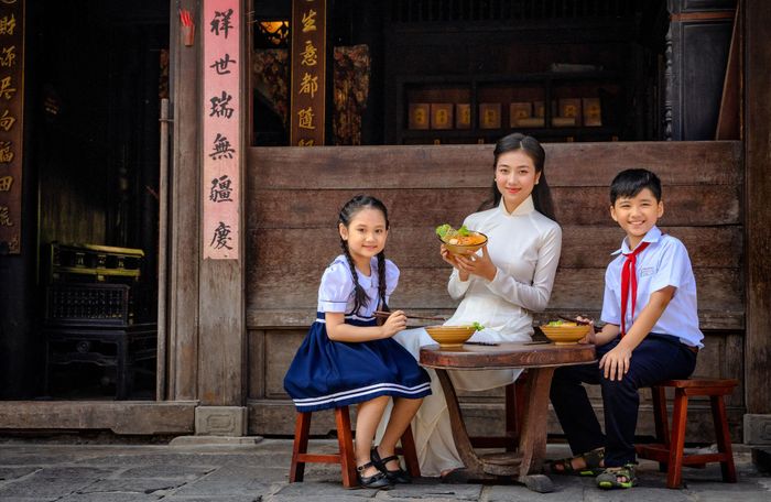 Không gian văn hóa truyền thống góp phần bồi đắp tình yêu di sản cho thế hệ trẻ. Ảnh: HOÀI NAM