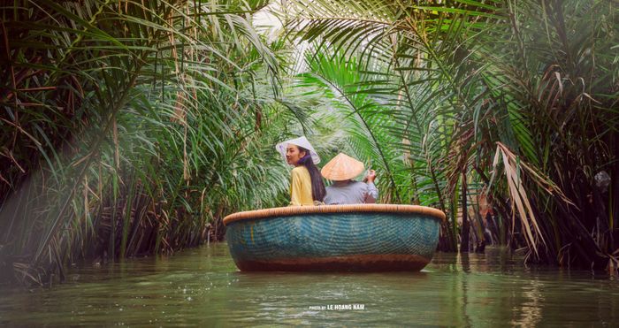 Trải nghiệm rừng dừa nước Cẩm Thanh - một sản phẩm kết nối văn hóa bản địa với du lịch. Ảnh: HOÀI NAM