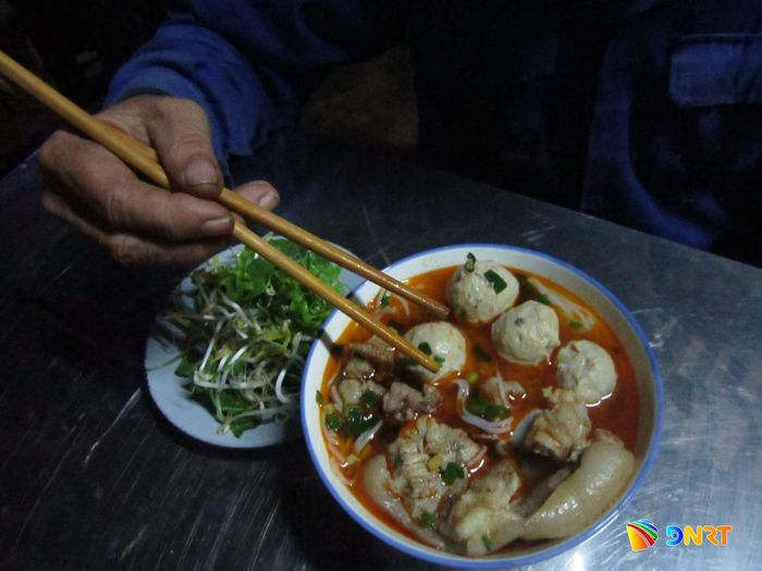 Món bún bò Huế được mọi tầng lớp người dân Huế dùng hằng ngày. Ảnh: N.V.T