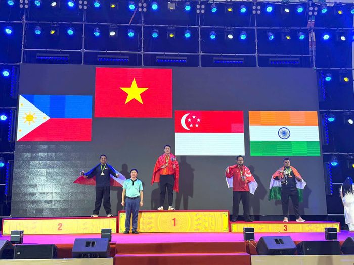 Võ sĩ Lê Văn Toàn nhận huy chương vàng tại Giải vô địch Pencak Silat châu Á năm 2026. Ảnh: NVCC