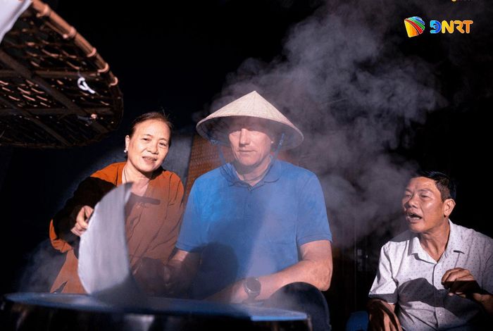 Du khách trải nghiệm tráng mỳ trên sân khấu chương trình The Heritage Show. Ảnh: The Heritage Show