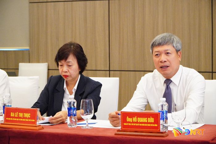 Phó Chủ tịch UBND thành phố Hồ Quang Bửu (bên phải) tại buổi tiếp. Ảnh: VINH ANH