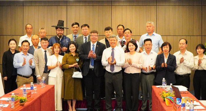 Lãnh đạo thành phố cùng các đại biểu đến từ Hàn Quốc, đại diện các hiệp hội, doanh nghiệp chụp hình lưu niệm. Ảnh: VINH ANH
