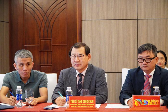 TS. Yang Deok chun (ngồi giữa) là chuyên gia hàng đầu trong lĩnh vực nghiên cứu và phát triển nhân sâm. Ảnh: VINH ANH