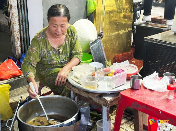 Gánh hàng bột báng đơn sơ của bà Hà ở góc phố Phan Châu Trinh - Tam Kỳ. Ảnh: PHAN VINH