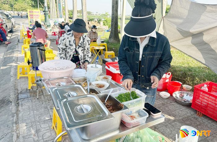 Địa chỉ quán Cháo nghêu Hiền Phạm đang là tọa độ "hot" ở Tam Kỳ vào buổi sáng. Ảnh: PHAN VINH