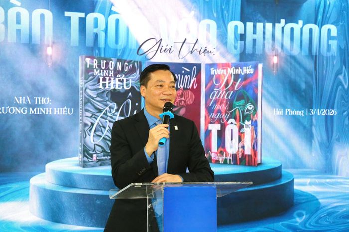 Nhà thơ Trương Minh Hiếu (Hội viên Hội Nhà văn Việt Nam, Hội viên Hội Nhà văn Hải Phòng) chia sẻ về 3 tập thơ tại chương trình “Bàn tròn văn chương" tổ chức tháng 4/2026. Ảnh: NVCC