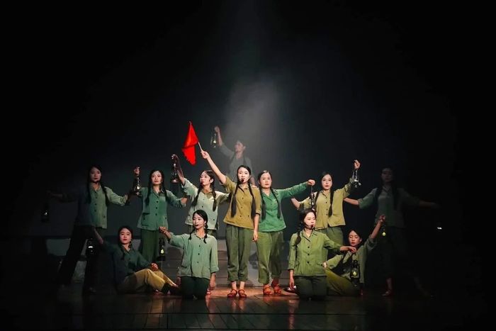 Vở kịch hát Khoảng trời con gái tái hiện câu chuyện bi tráng về 10 nữ thanh niên xung phong Ngã ba Đồng Lộc. Ảnh: Tư liệu