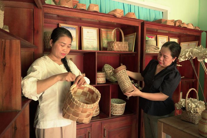 Phụ nữ Thạnh Bình sản xuất nhiều sản phẩm thủ công mỹ nghệ từ mo cau. Ảnh: PHAN VINH