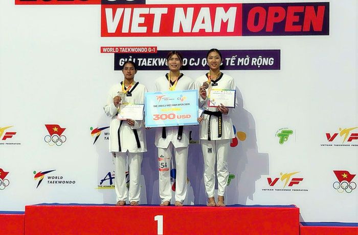 Trần Thị Ánh Tuyết (giữa) xuất sắc giành Huy chương Vàng. Ảnh do nhân vật cung cấp