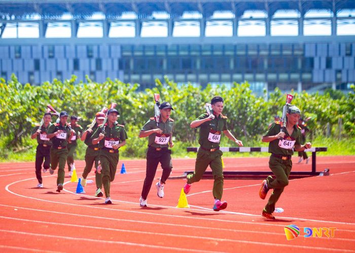 Vận động viên ra sức thi đấu phần thi chạy vũ trang. Ảnh: BẢO LÂM