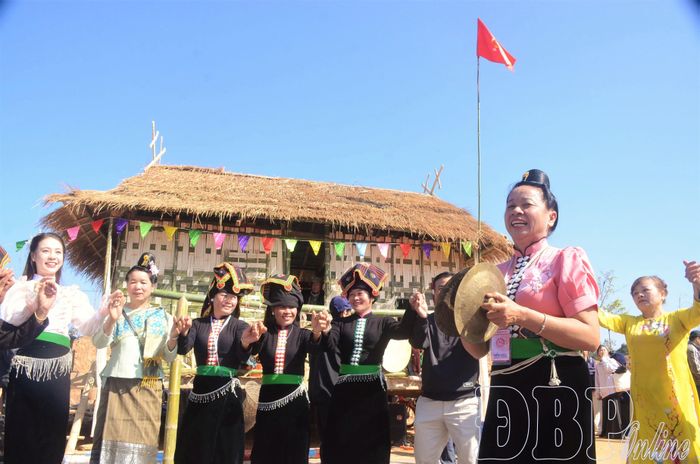 Người dân và du khách cùng nắm tay xòe đoàn kết, trong không gian văn hóa truyền thống đồng bào các dân tộc thiểu số trong Lễ hội Hoa Anh Đào 2026.