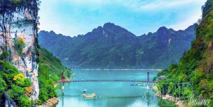 Cầu treo Pa Phông (xã Tủa Thàng) bắc qua lòng hồ sông Đà.