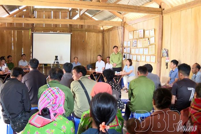Lãnh đạo xã Chiềng Sinh xuống cơ sở lắng nghe tâm tư, nguyện vọng người dân bản Hua Sát. 
